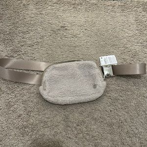 White Lululemon Everywhere Fleece Belt Bag (NEW)